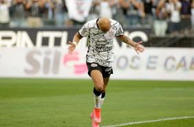 Fábio Santos foi o autor do gol da vitória do Corinthians contra o Athletico-PR