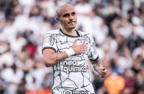 Fábio Santos marcou após cobrança de pênalti contra o Athletico