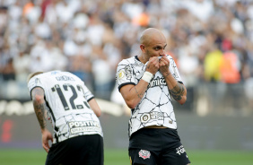 Fábio Santos marcou o gol da vitória do Corinthians de pênalti