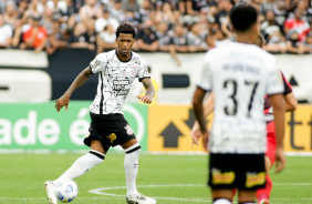 Gil durante o confronto contra o Athletico-PR