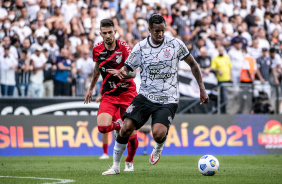 J carrega a bola na partida contra o Athletico