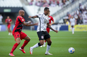 J foi escalado como titular para o jogo contra o Athletico-PR