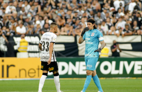 João Victor e Cássio durante a partida contra o Athletico-PR