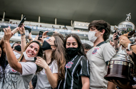 Torcida conferindo de perto a taa da Libertadores Feminina