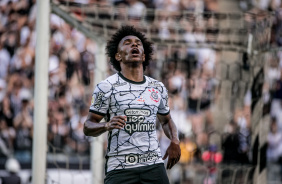 Willian lamenta durante a vitria do Corinthians contra o Athletico