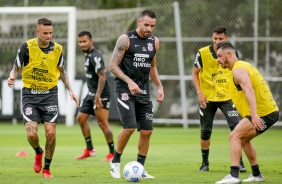 Luan, Renato e Giuliano durante treino do Corinthians no CT Joaquim Grava