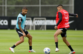 Vitinho e Adson durante treino do Corinthians no CT Joaquim Grava