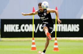 Léo Santos em mais um dia de atividades no CT do Corinthians, Dr. Joaquim Grava