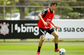 Lucas Piton em mais um dia de atividades no CT do Corinthians, Dr. Joaquim Grava