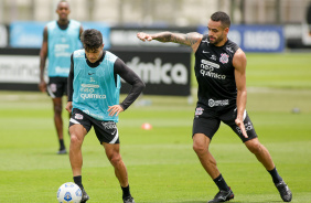 Roni e Renato Augusto em mais um dia de atividades no CT do Corinthians, Dr. Joaquim Grava