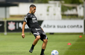 Volante Gabriel em mais um dia de atividades no CT do Corinthians, Dr. Joaquim Grava