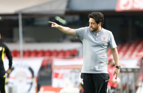 Técnico Arthur Elias no jogo entre Corinthians e São Paulo pela final do Paulista Feminino