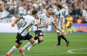 Renato Augusto comemorando seu gol no jogo entre Corinthians e Grêmio