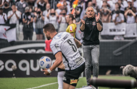 Sylvinho comandou o jogo entre Corinthians e Grêmio na Neo Química Arena, pelo Brasileiro