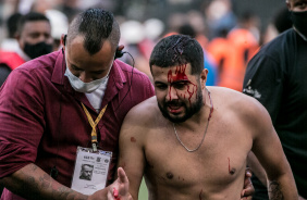 Torcedor sai machucado do jogo entre Corinthians e Grmio na Neo Qumica Arena