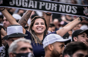 Torcedores do Corinthians levaram faixas para a Neo Qumica Arena em incentivo ao time