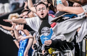 Torcedores do Corinthians provocam time do Grmio durante jogo na Neo Qumica Arena