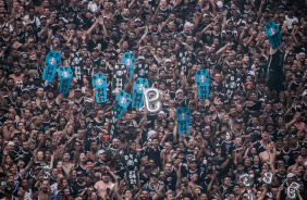 Torcida do Corinthians levou caixes para a Neo Qumica Arena para provocar o Grmio