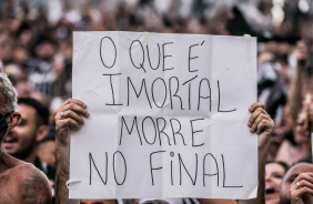 Torcida do Corinthians levou cartazes ao jogo contra o Grêmio para provocar rival