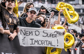 Torcida do Corinthians levou várias faixas provocativas para duelo contra o Grêmio
