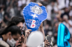 Torcida do Corinthians provoca Grmio durante jogo na Neo Qumica Arena