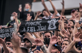 Torcida provoca ex-tcnico do Corinthians, Vagner Mnacini durante jogo na Neo Qumica Arena