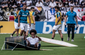Willian durante aquecimento para duelo entre Corinthians e Grêmio, em Itaquera