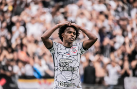 Willian durante jogo entre Corinthians e Grmio na Neo Qumica Arena