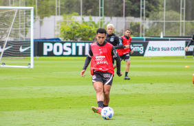 Du Queiroz se prepara no CT do Corinthians para último jogo do Brasileiro 2021