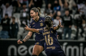 Gabi Zanotti comemora com Adriana seu belo gol contra o So Paulo, na final do Paulista Feminino