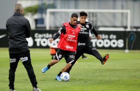 Gabriel e Roni durante último treino do Corinthians para jogo contra o Juventude