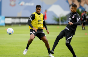 Gil e Joo Victor durante ltimo treino do Corinthians para jogo contra o Juventude