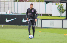 Joo Victor se prepara no CT do Corinthians para ltimo jogo do Brasileiro 2021