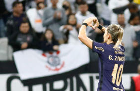 Ganotti comemora com a torcida seu gol na final do Paulista Feminino contra o So Paulo