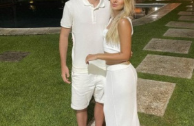 Lucas Piton também posou ao lado de sua namorada em Mangaratiba, no Rio de Janeiro