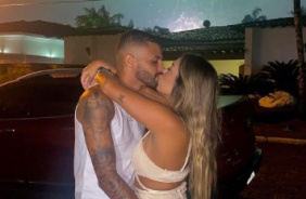 Vitinho postou uma foto ao lado de sua namorada com fogos ao fundo