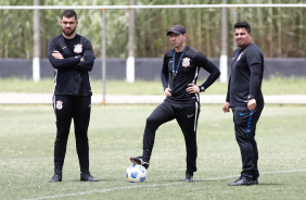 Comisso tcnica do Corinthians durante ltimo treino antes da estreia na Copinha