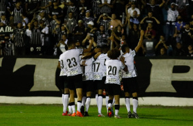 Elenco do Corinthians na Copinha comemora classificao antecipada