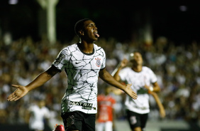 Felipe Augusto comemora seu gol no jogo entre Corinthians e River-PI