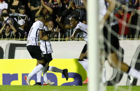 Rodrigo Varanda e Felipe comemorando gol contra o River-PI