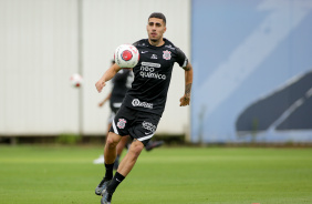Gabriel durante apresentao do elenco do Corinthians para temporada 2022