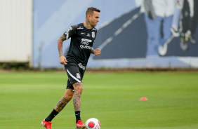 Luan durante apresentao do elenco do Corinthians para temporada 2022