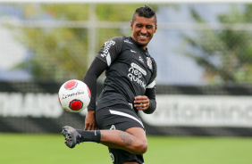 Volante Paulinho durante apresentao do elenco do Corinthians para temporada 2022