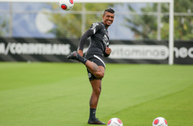 Volante Paulinho j est integrado com o elenco do Corinthians para temporada 2022