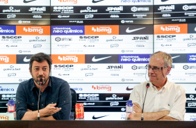 Duilio e Colagrossi durante entrevista coletiva no CT do Corinthians