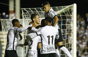 Jogadores do Corinthians comemorando o gol do Corinthians contra o Ituano