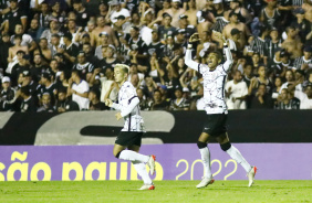 Ryan e Varanda comemoram o gol do atacante contra o Ituano, pela Copinha