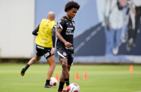 Willian durante o treinamento no CT Dr. Joaquim Grava