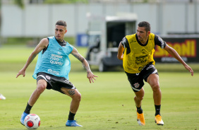 Gabriel e Bruno Melo durante treino do Corinthians no CT Joaquim Grava