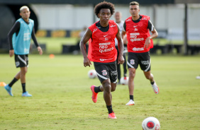 Willian durante treino do Corinthians no CT Joaquim Grava